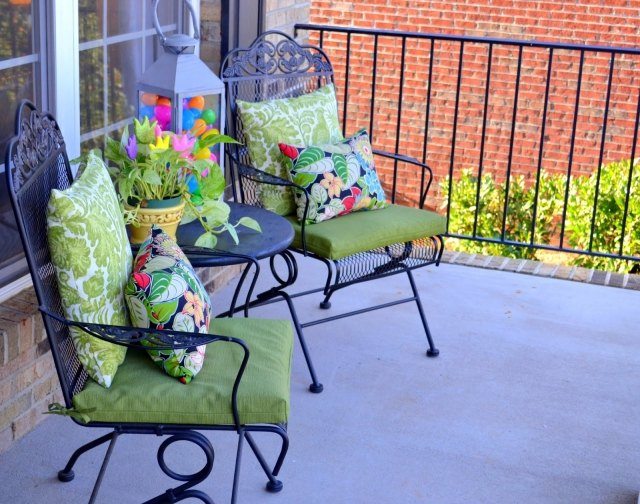 décoration-de-Pâques-jardin-lanterne-chaises-coussins