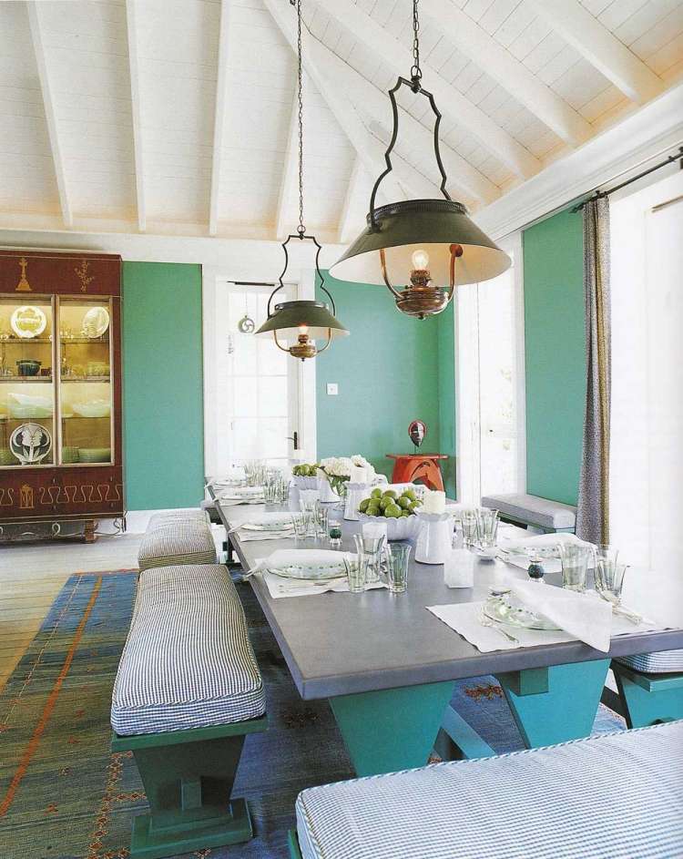 décoration-intérieure-éclectique-salle-manger-table-turquoise-bancs-lustres