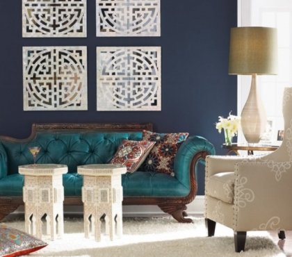 décoration-intérieure-éclectique-salon-mur-bleu-foncé-canapé-bleu-tables-blanches