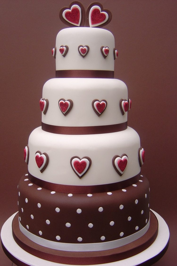 décoration-mariage-idée-originale-gateaux-petits-coeurs-rouges