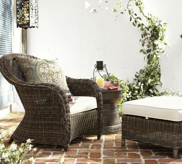 décoration-printemps-table-lanterne-fer-fauteuil-rotin