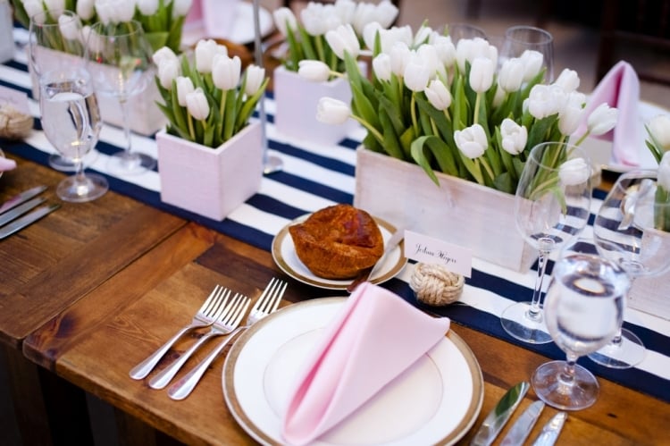 décoration-printemps-table-tulipes-blanches-chemin-table-bleu-blanc