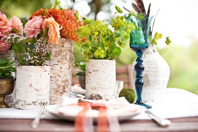 décoration-printemps-table-vases-écorce-roses