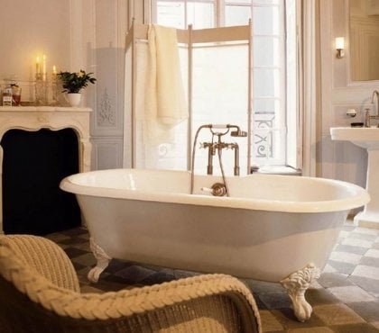 décoration-salle-bains-style-vintage-baignoire-pieds-sol-dalles-pierre