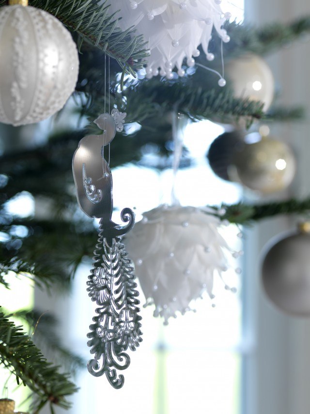 décoration-sapin-Noël-blanc-cassé-argent