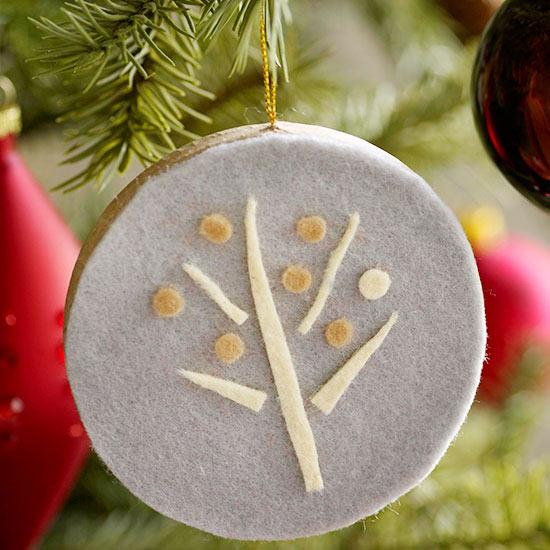 décoration-sapin-Noël-ornements-feutre-arbre-blanc