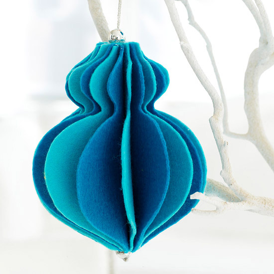 décoration-sapin-Noël-ornements-feutre-bleu-design-original