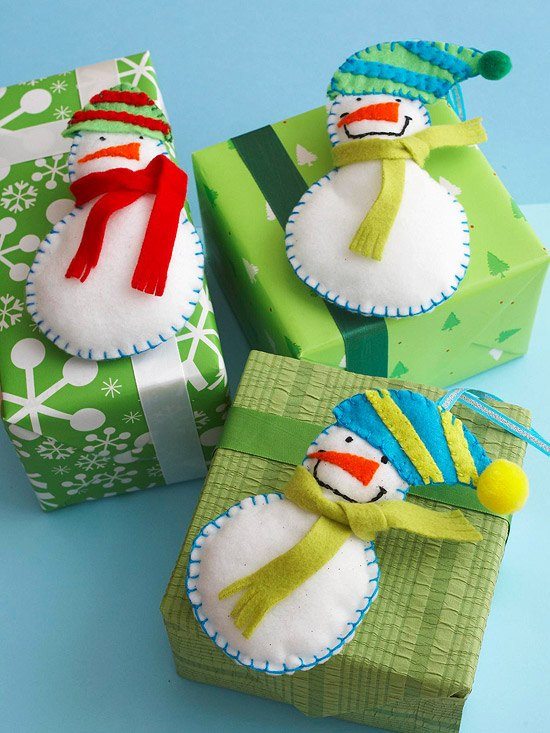 décoration-sapin-Noël-ornements-feutre-boîtes-cadeaux-vert-anis-bonshommes-neige-blancs