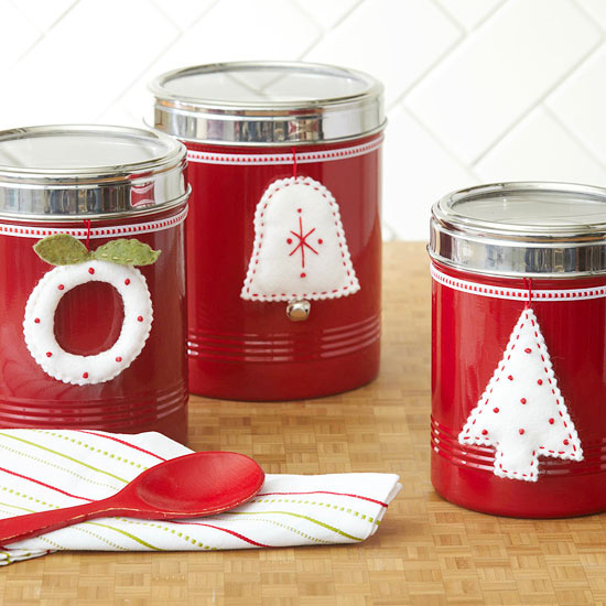 décoration-sapin-Noël-ornements-feutre-boîtes-rouges-couronne-sapin-cloche