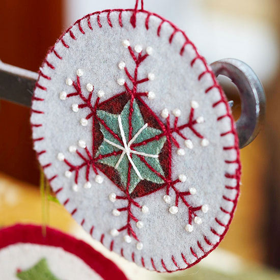 décoration-sapin-Noël-ornements-feutre-flocon-neige-blanc-rouge