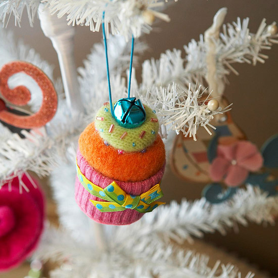 décoration-sapin-Noël-ornements-feutre-petit-gâteau