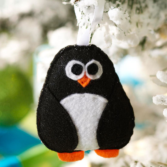 décoration-sapin-Noël-ornements-feutre-pingouin-noir-blanc