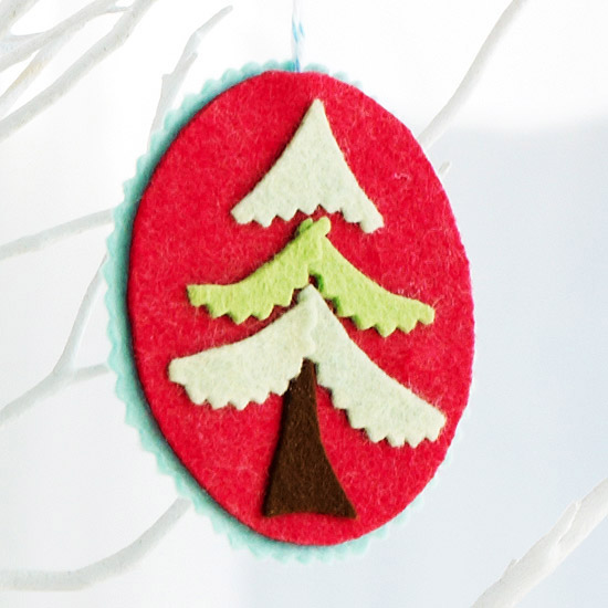 décoration-sapin-Noël-ornements-feutre-sapin-blanc-base-rouge