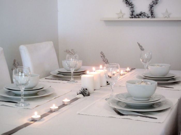 décoration-table-Noël-bougies-blanches-nappe-blanche-branchettes-décoratives