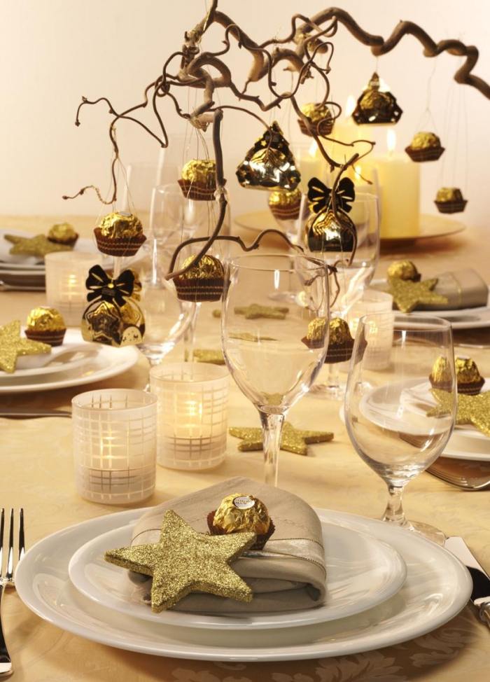 décoration-table-Noël-branches-décoratives-étoiles-dorées-décoratives-bonbons