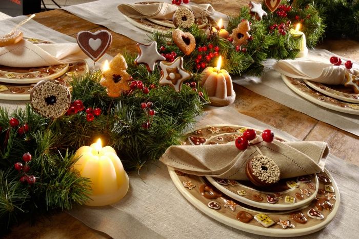 décoration-table-Noël-guirlande-verte-ornements-biscuits-sucreries-baies-rouges