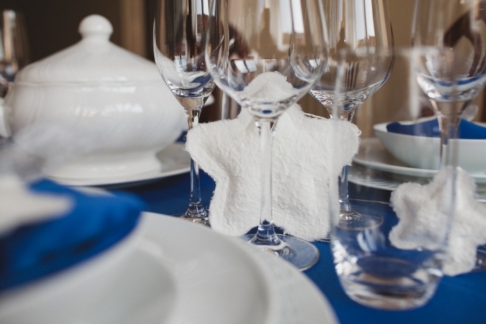 décoration-table-Noël-nappe-bleue-étoiles-blanches-décoratives