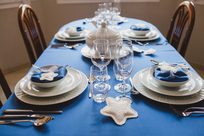 décoration-table-Noël-nappe-serviettes-bleu-étoiles-blanches