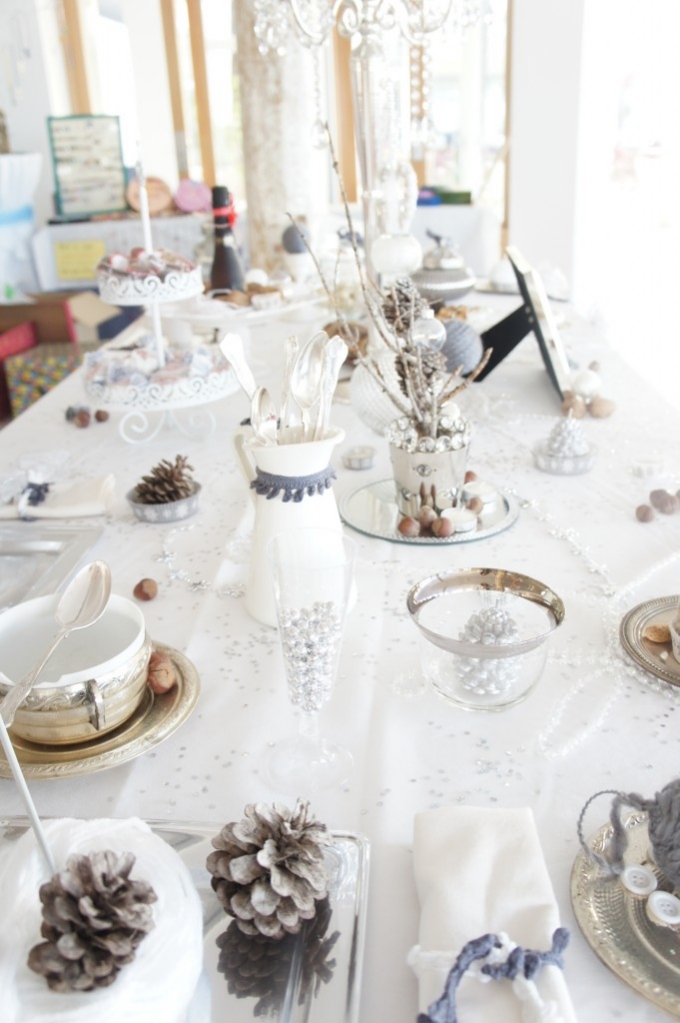 décoration-table-Noël-pommes-pin-nappe-blanche-noix-arrangement