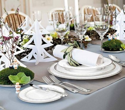 décoration-table-Noël-sapins-blancs-papier-plié-guirlande-verte-branches-fleurs