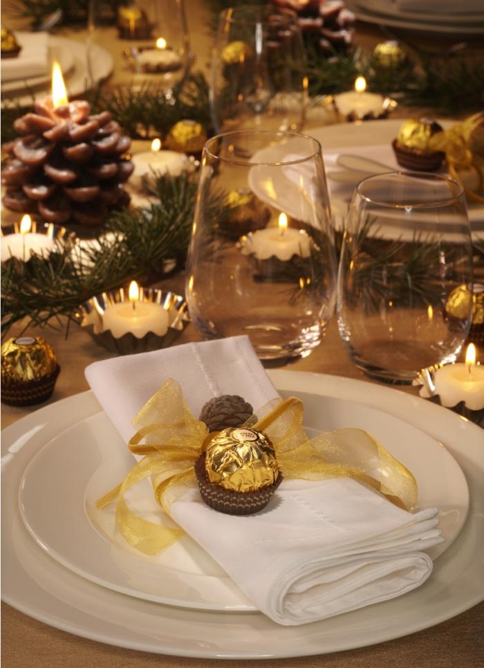 décoration-table-Noël-serviettes-blanches-bonbons-pommes-pin-branches