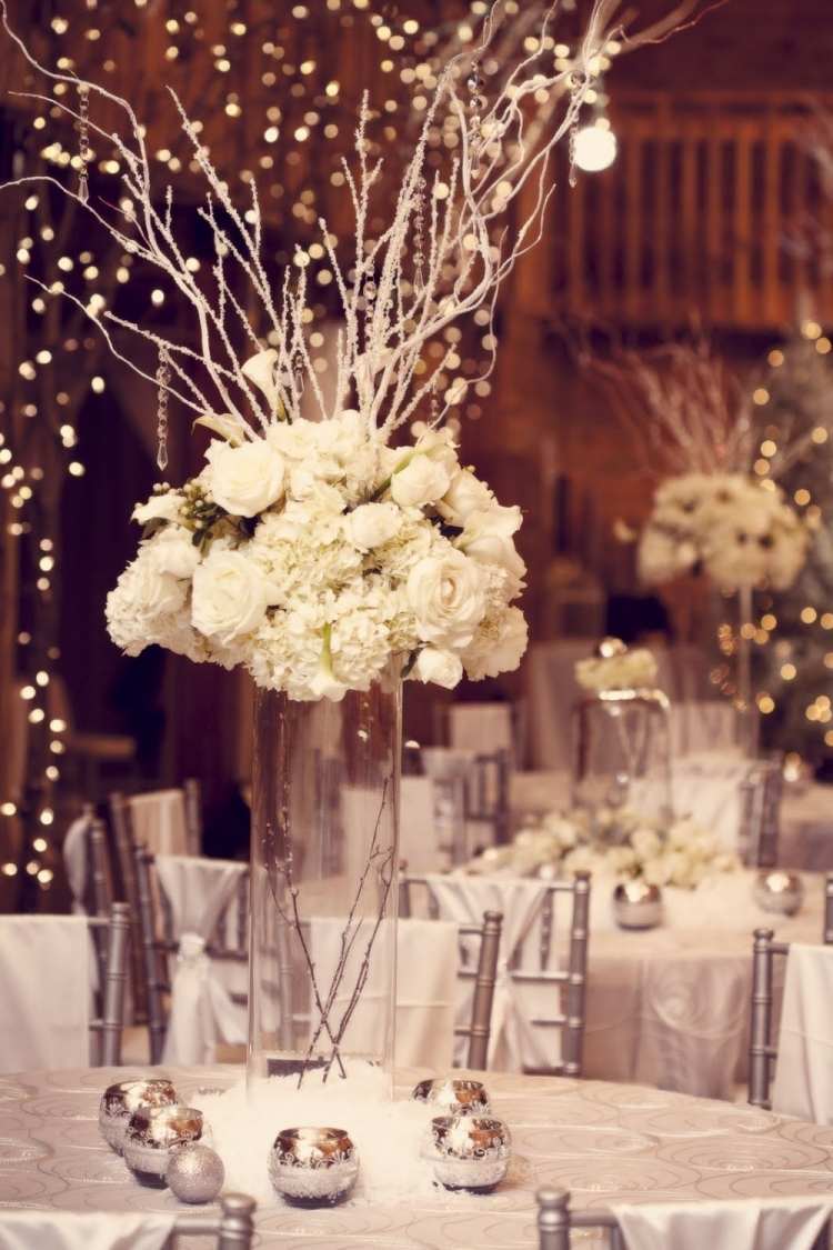 décoration-table-Noël-thème-hiver-bouquet-roses-blanches-branches-bougeoirs-petits-argentés