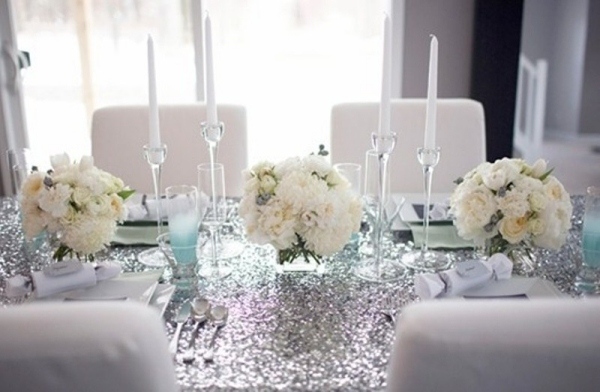 décoration-table-Noël-thème-hiver-bouquets-roses-blanches-nappe-couleur-argent-bougeoirs-cristal