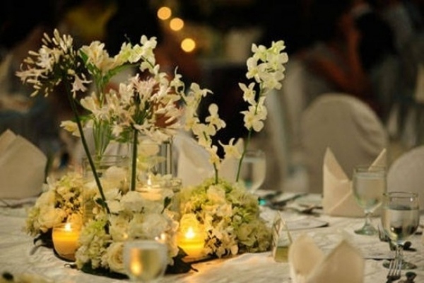 décoration-table-Noël-thème-hiver-fleurs-blanches-bougies-nappe-blanche