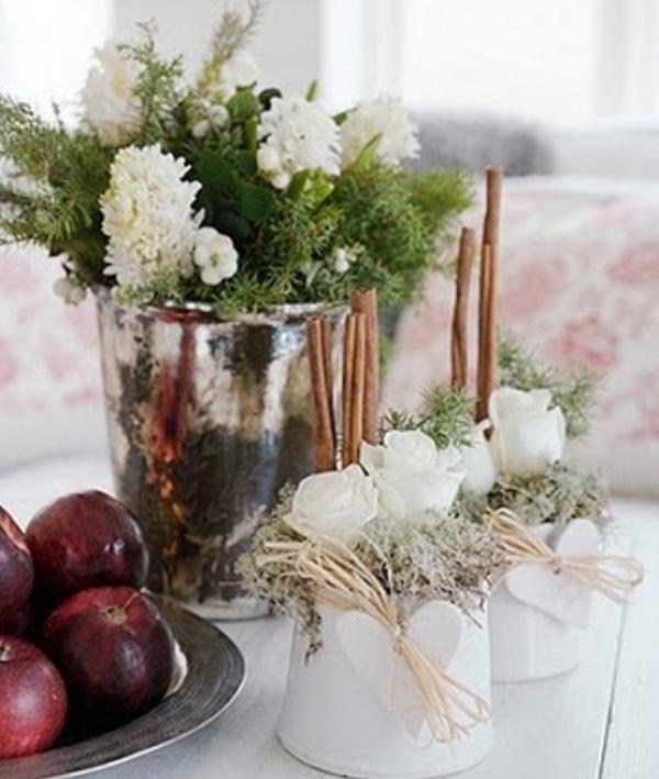 décoration-table-Noël-thème-hiver-fleurs-blanches-branches-roses-bâtons-cannelle-pommes