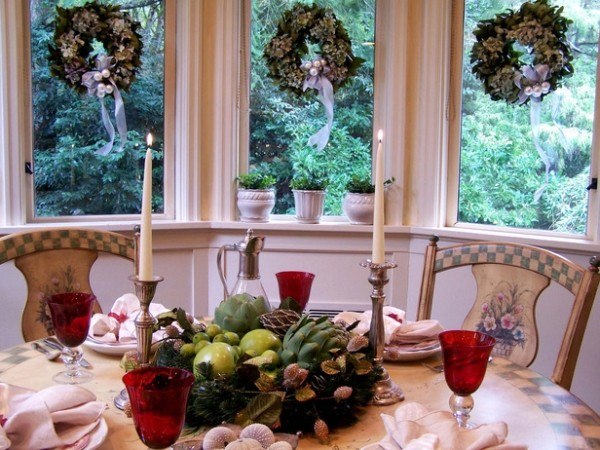 décoration-table-Noël-thème-hiver-fruits-bougeoirs-argentés-couronnes-fenêtres-fleurs-boules