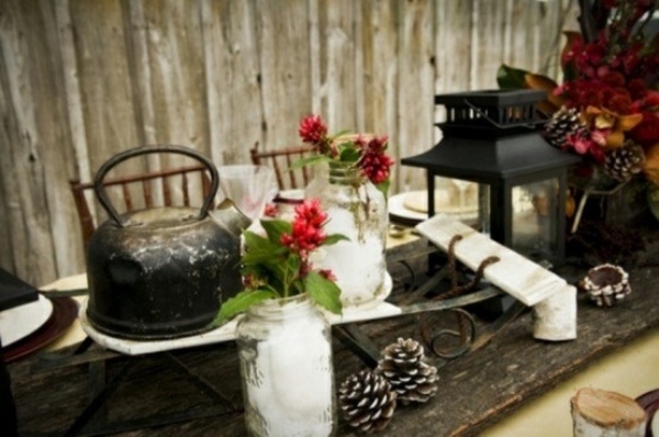 décoration-table-Noël-thème-hiver-lanterne-noire-pommes-pin-fleurs