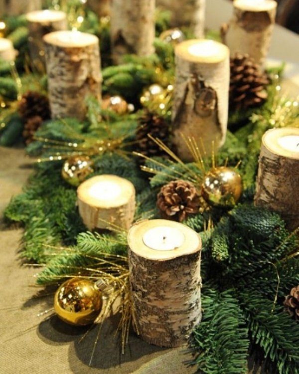 décoration-table-Noël-thème-hiver-naturelle-branches-sapin-vertes-boules-Noel-or-bûches