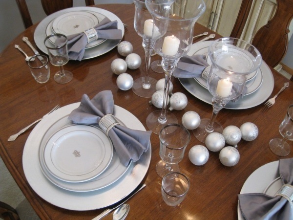 décoration-table-Noël-thème-hiver-serviettes-grises-boules-Noel-argent-bougeoirs-verre