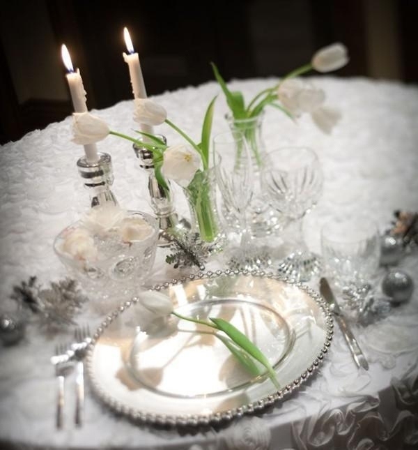 décoration-table-Noël-thème-hiver-tulipes-blanches-vaisselle-couleur-argent-bougies-blanches