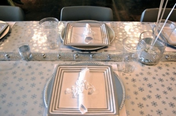 décoration-table-Noël-thème-hiver-vaisselle-finition-argent-serviettes-blanches-nappe-blanche-motifs-flocons-neige