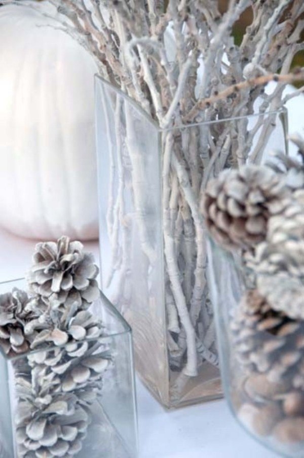 décoration-table-Noël-thème-hiver-vases-verre-branches-pommes-pin