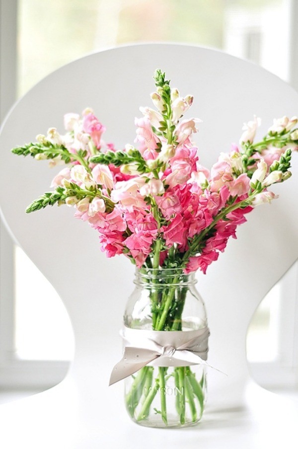 décoration-table-printanière-pot-verre-fleurs-roses