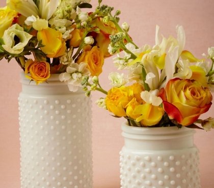 décoration-table-printanière-vases-blancs-bouquets-fleurs