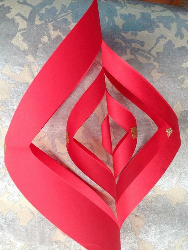 fabriquer-décoration-Noël-étoile-papier-rouge