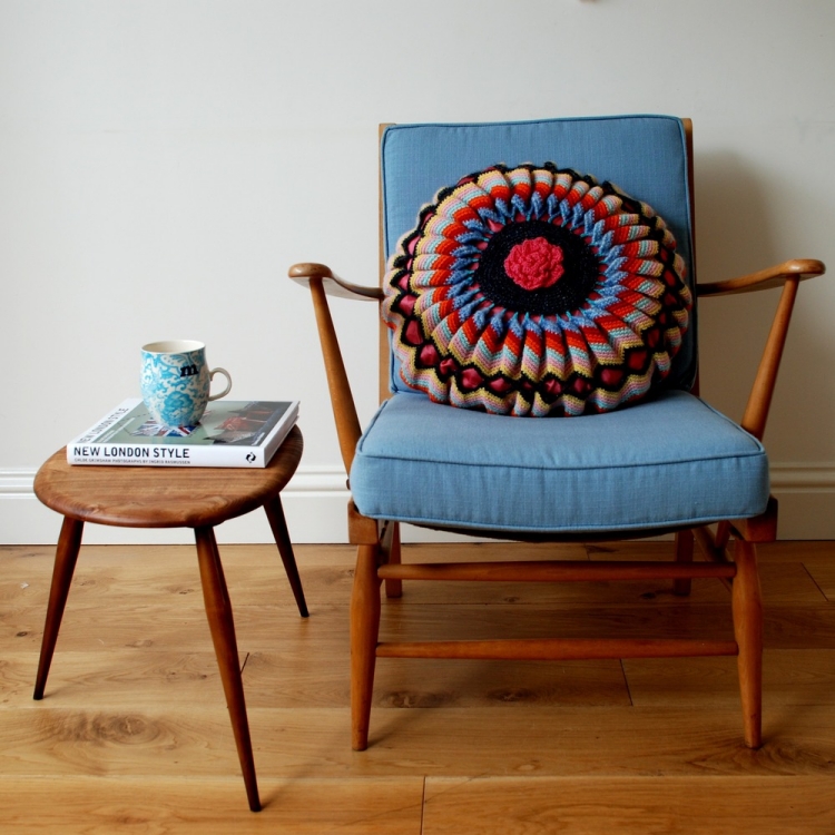 fauteuil table appoint vintage tissu bleu bois rougeâtre
