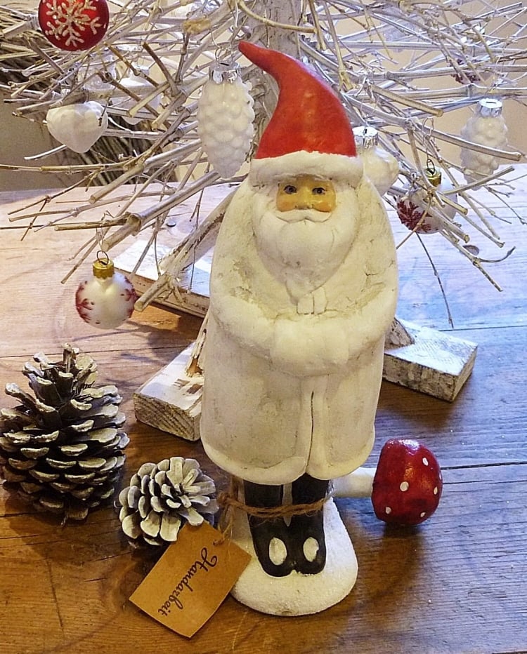 figurines-Noël-bois-père-Noel-blanc-pommes-pin figurines de Noël en bois