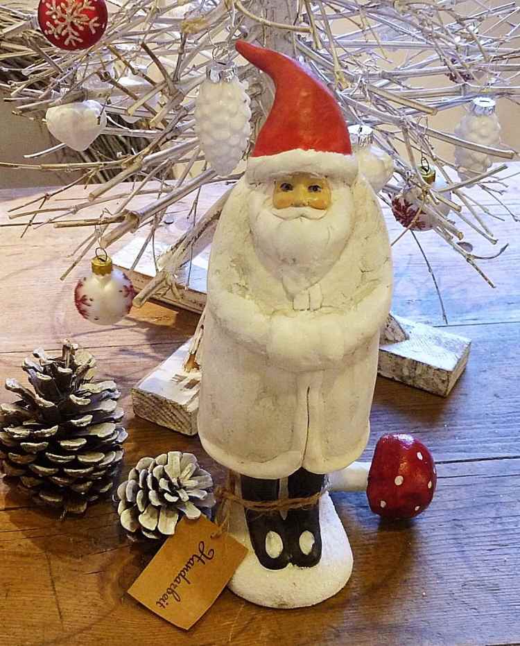 figurines-Noël-bois-père-Noel-blanc-pommes-pin