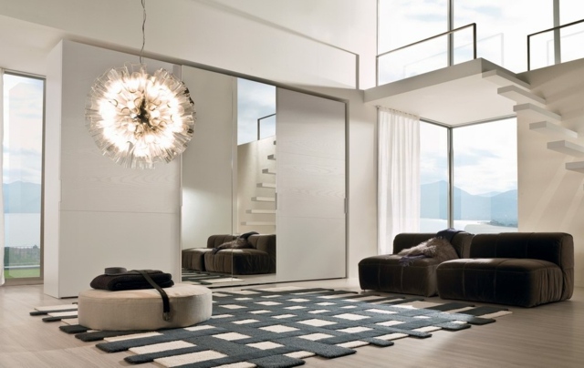 garde-robe-de-chambre-à-coucher-ottoman-fauteuils-lampe-plafond