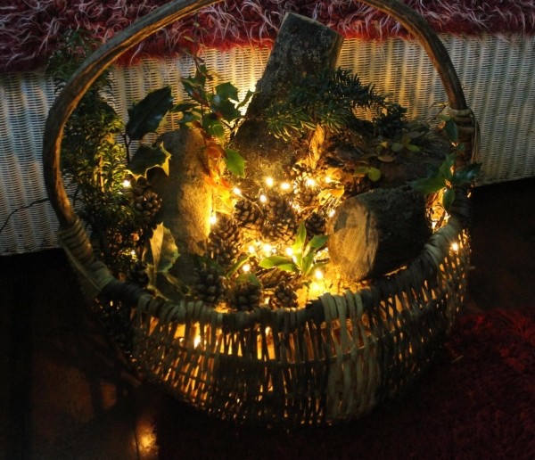 guirlande-lumineuse-LED-Noël-arrangement-branches-pommes-pin-houx