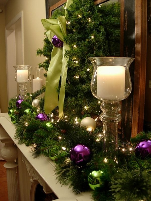 guirlande-lumineuse-LED-Noël-branches-pin-naturelles-bougies-blanches-boules-Noel-lilas guirlande lumineuse LED