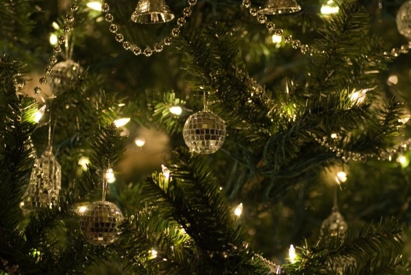 guirlande-lumineuse-LED-Noël-sapin-Noel-boules-Noel-dorées guirlande lumineuse LED
