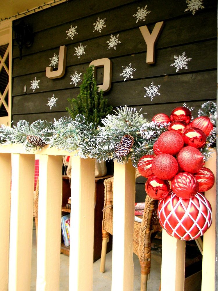 guirlande sapin extérieur fausse neige boules de Noël rouges décoration véranda