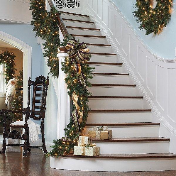 Guirlande de sapin – 20 idées décorer l'intérieur et l'extérieur Exterieur décor Escalier