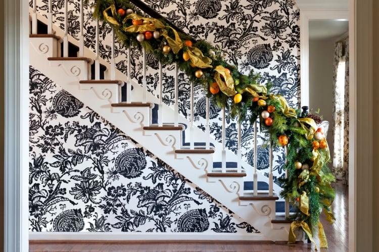 guirlande-sapin-naturelle-rampe-escalier-oranges-boules-Noel-rubans-or guirlande de sapin