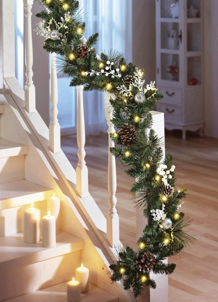 guirlande-sapin-rampe-escaliers-pommes-pin-guirlande-lumineuse-branchettes-décoraives-blanches guirlande de sapin